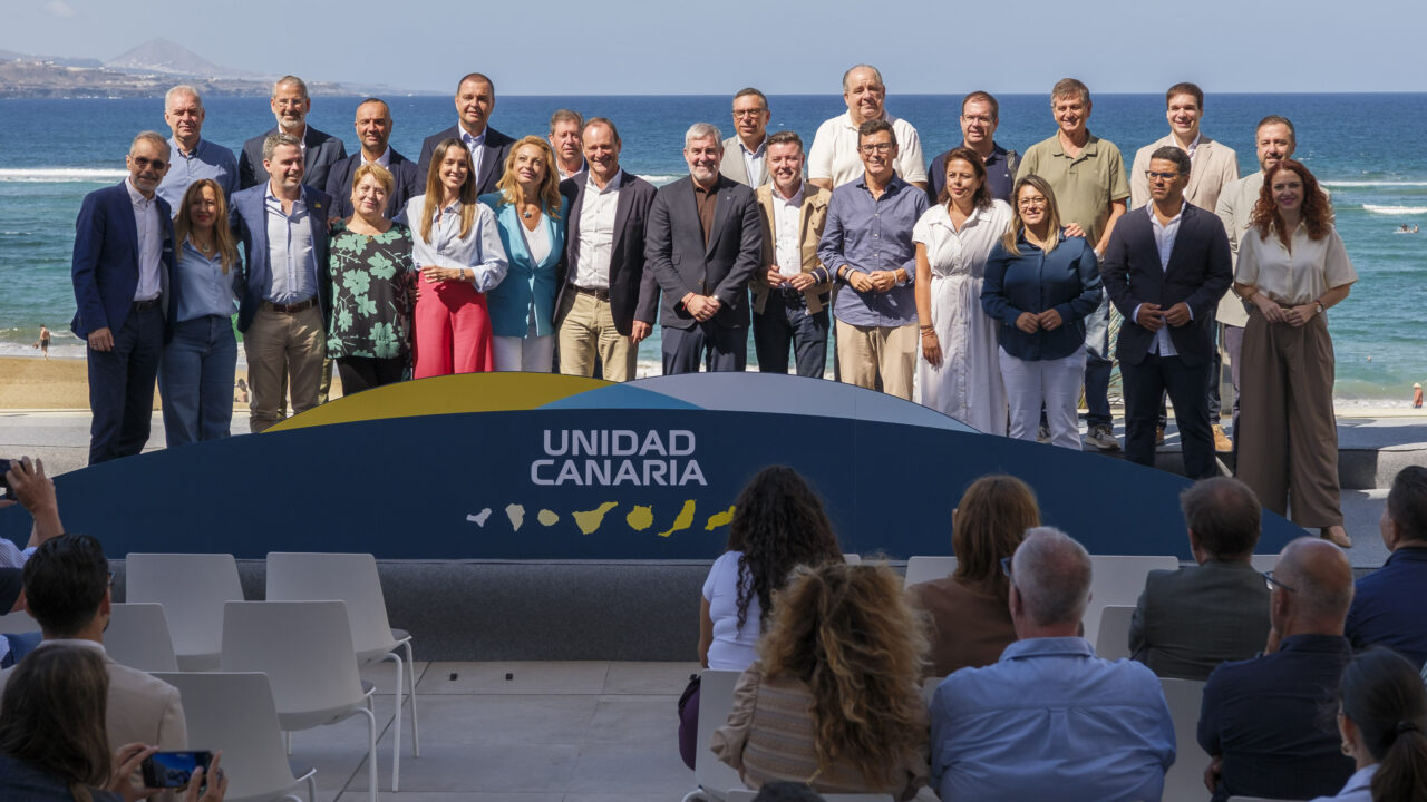 Der Generalsekretär der "Coalición Canaria", Fernando Clavijo (Mitte rechts), und der Vorsitzende von "Primero Canarias"