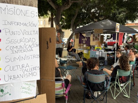 Die Teilnehmer des Wohnrechts-Camps in Las Palmas de Gran Canaria verfolgen die Debatte im Kongress über die beiden Gesetzesverordnungen