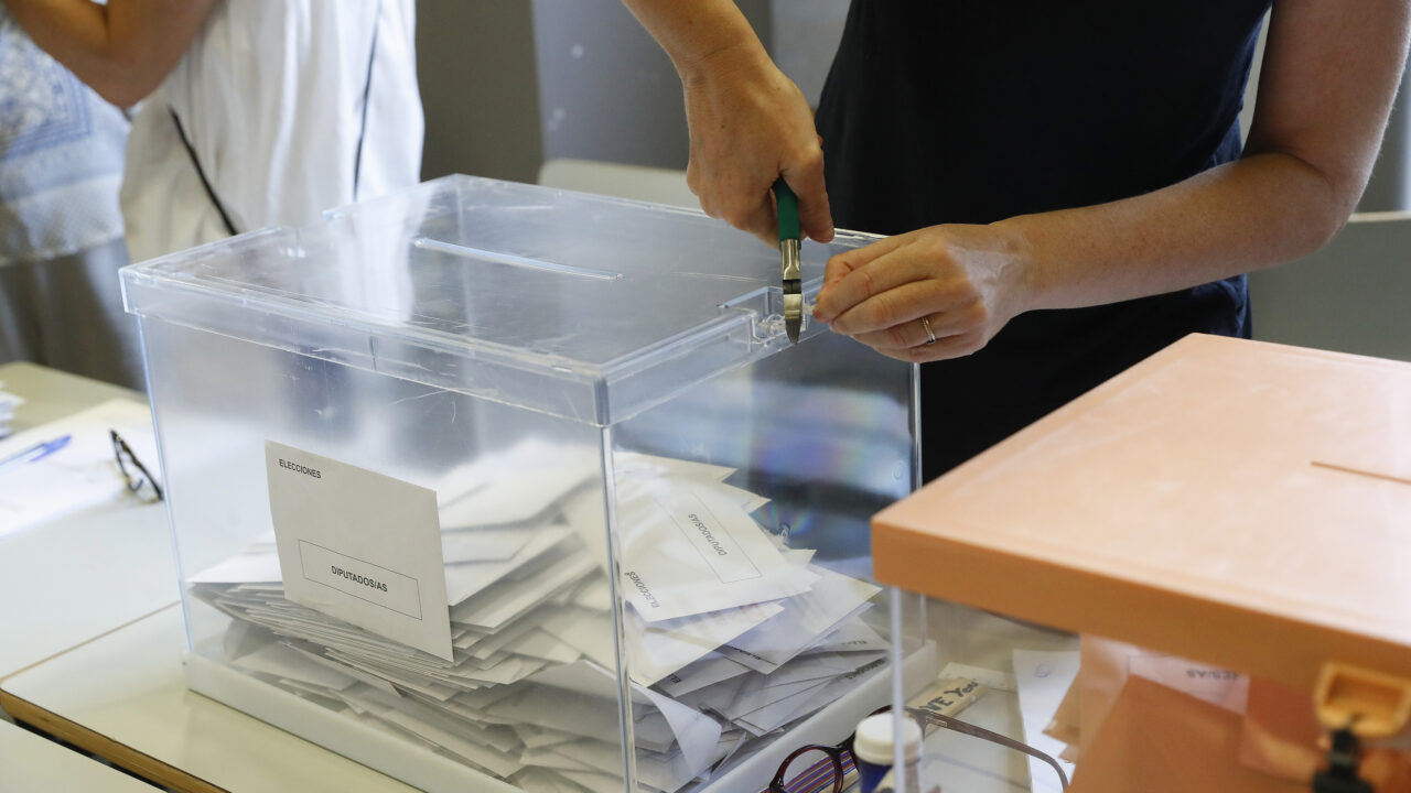 Wahlurne während einer Parlamentswahl in Spanien