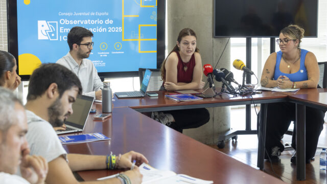 Die Vorsitzende des spanischen Jugendrats Sara Villodre (Mitte)