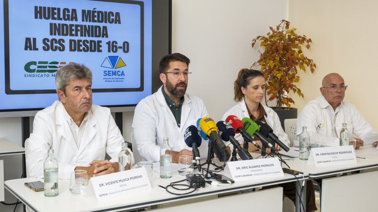 The spokespersons for the Doctors' Union (CESM) and the Canary Islands Medical Staff Union (SEMCA) at the announcement of the strike