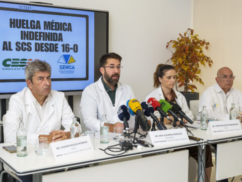 Archivfoto der Sprecher der Ärztegewerkschaft (CESM) und der Gewerkschaft der medizinischen Angestellten der Kanarischen Inseln (SEMCA) bei der