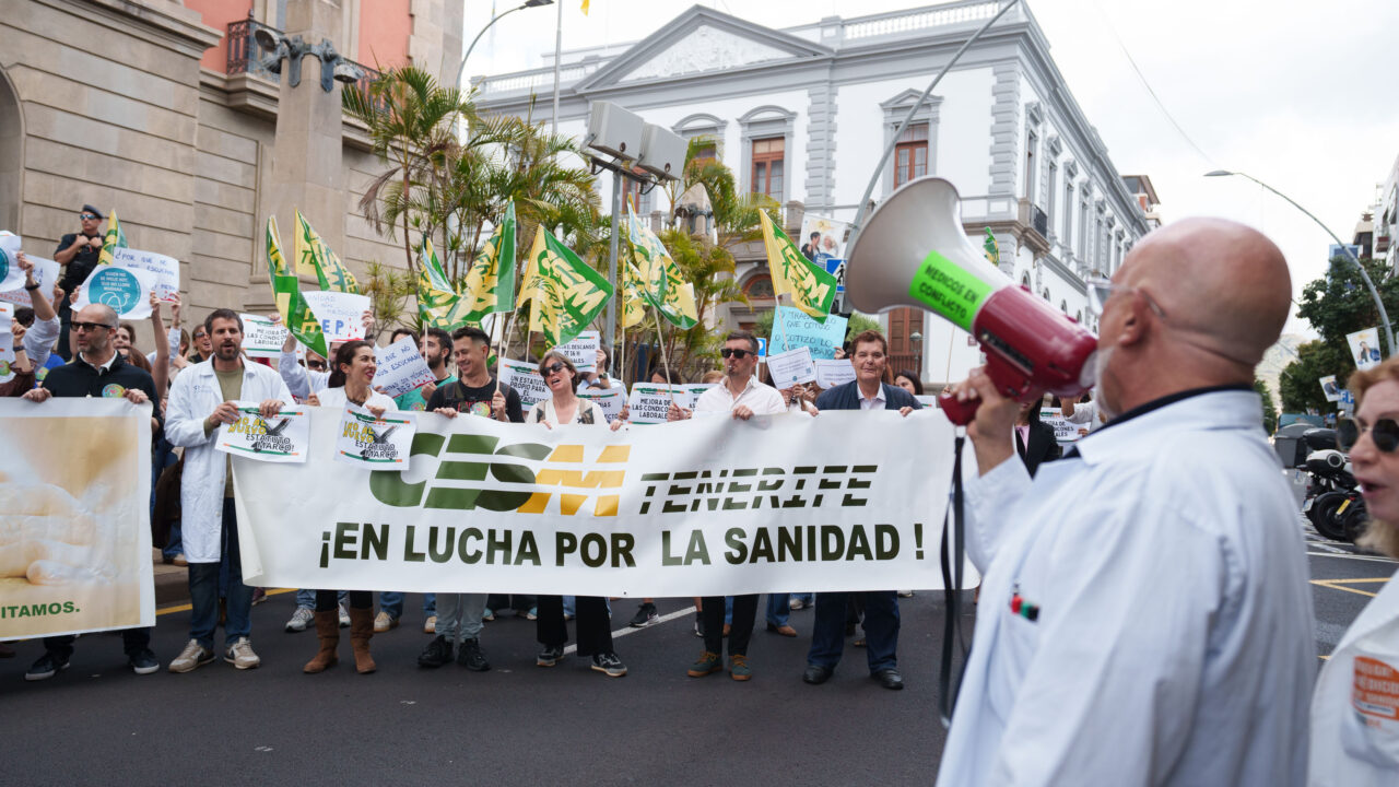 Archivfoto einer Kundgebung, zu der die Ärztegewerkschaften der Kanarischen Inseln in Santa Cruz de Tenerife aufgerufen hatten