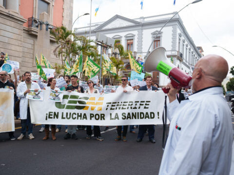 Archivfoto einer Kundgebung, zu der die Ärztegewerkschaften der Kanarischen Inseln in Santa Cruz de Tenerife aufgerufen hatten
