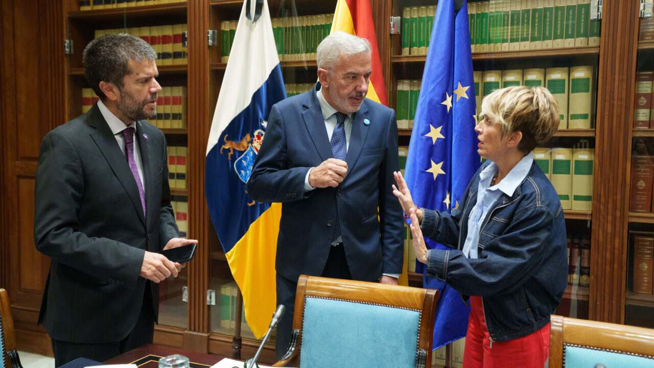 Las Palmas de Gran Canaria vice-chancellor Lluís Serra (centre) and La Laguna counterpart Francisco Javier García (left) talk to Universities