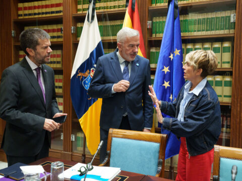 Die Rektoren Lluís Serra (Mitte) aus Las Palmas de Gran Canaria und Francisco Javier García (links) aus La Laguna sprechen mit Elena Máñez (rechts)