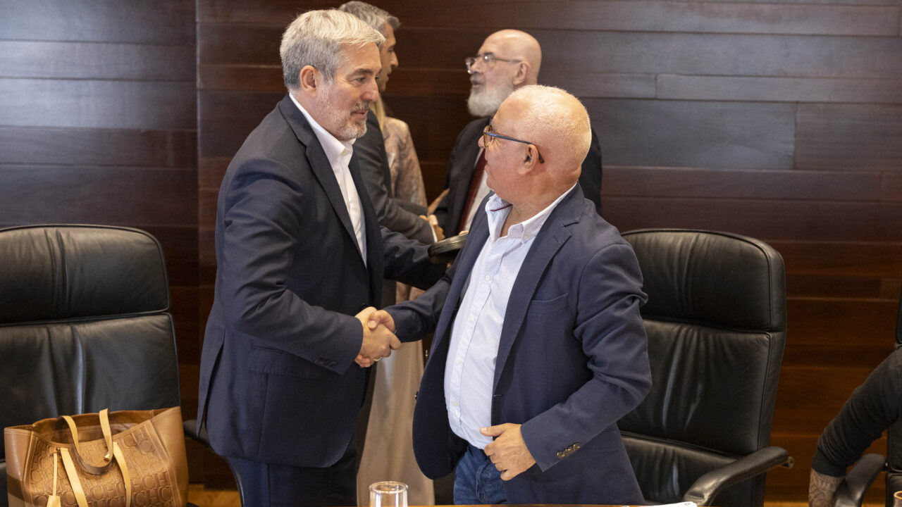 Der Präsident der Regierung der Kanarischen Inseln, Fernando Clavijo (links), und der Generalsekretär der UGT Canarias, Manuel Navarro (rechts)