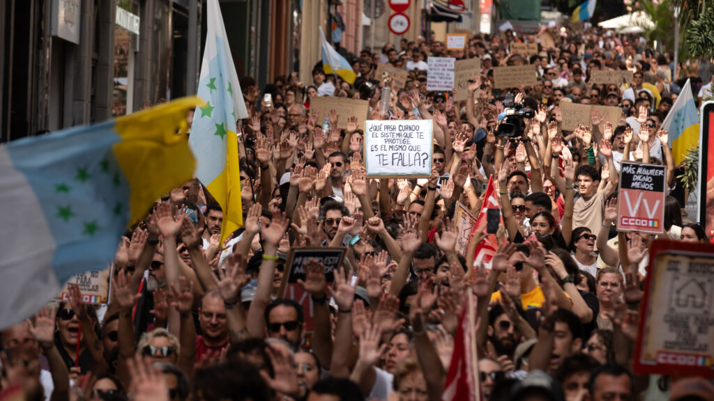 SANTA CRUZ DE TENERIFE, 3 October 2026.-Thousands of Canarians took to the streets this Saturday in Santa Cruz de Tenerife