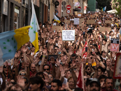 Tausende Kanarier sind an diesem Samstag in Santa Cruz de Tenerife auf die Straße gegangen