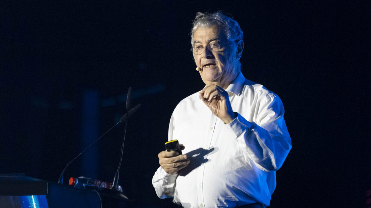 El físico francés y premio Nobel de Física en 2012, Serge Haroche, durante la conferencia que ofreció este miércoles en el VIII festival Starmus