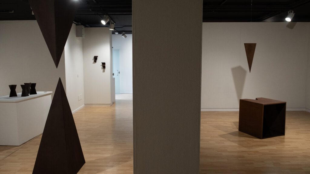 Der aus Teneriffa stammende Bildhauer Óscar Deluis hat am Donnerstag die Ausstellung "Ausencia Activa" in der Fundación Mapfre Canarias eröffnet