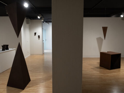 Der aus Teneriffa stammende Bildhauer Óscar Deluis hat am Donnerstag die Ausstellung "Ausencia Activa" in der Fundación Mapfre Canarias eröffnet