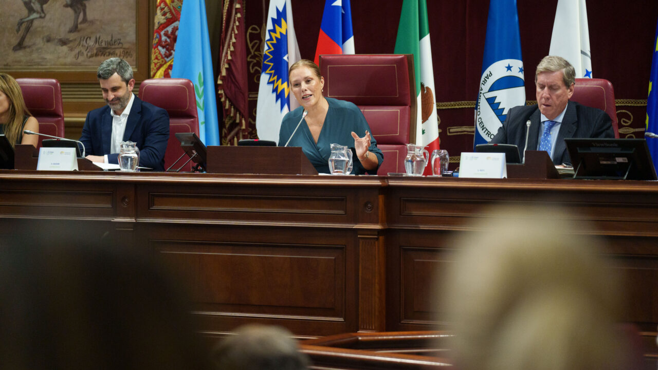 The President of the Canary Islands Parliament, Astrid Pérez (centre)