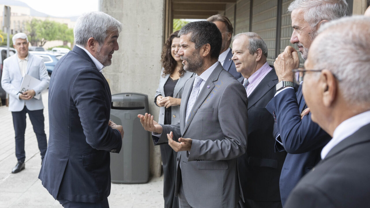 El presidente de Canarias, Fernando Clavijo, saluda a los rectores Francisco García (ULL, (2i) y Lluís Serra (ULPGC, 2d)