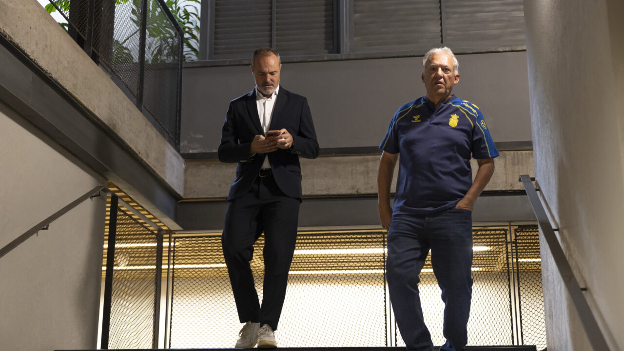 Photo of Juan Manuel Rodríguez (right) at his presentation as head coach of UD Las Palmas, accompanied by the club's sporting director, Luis Helguera