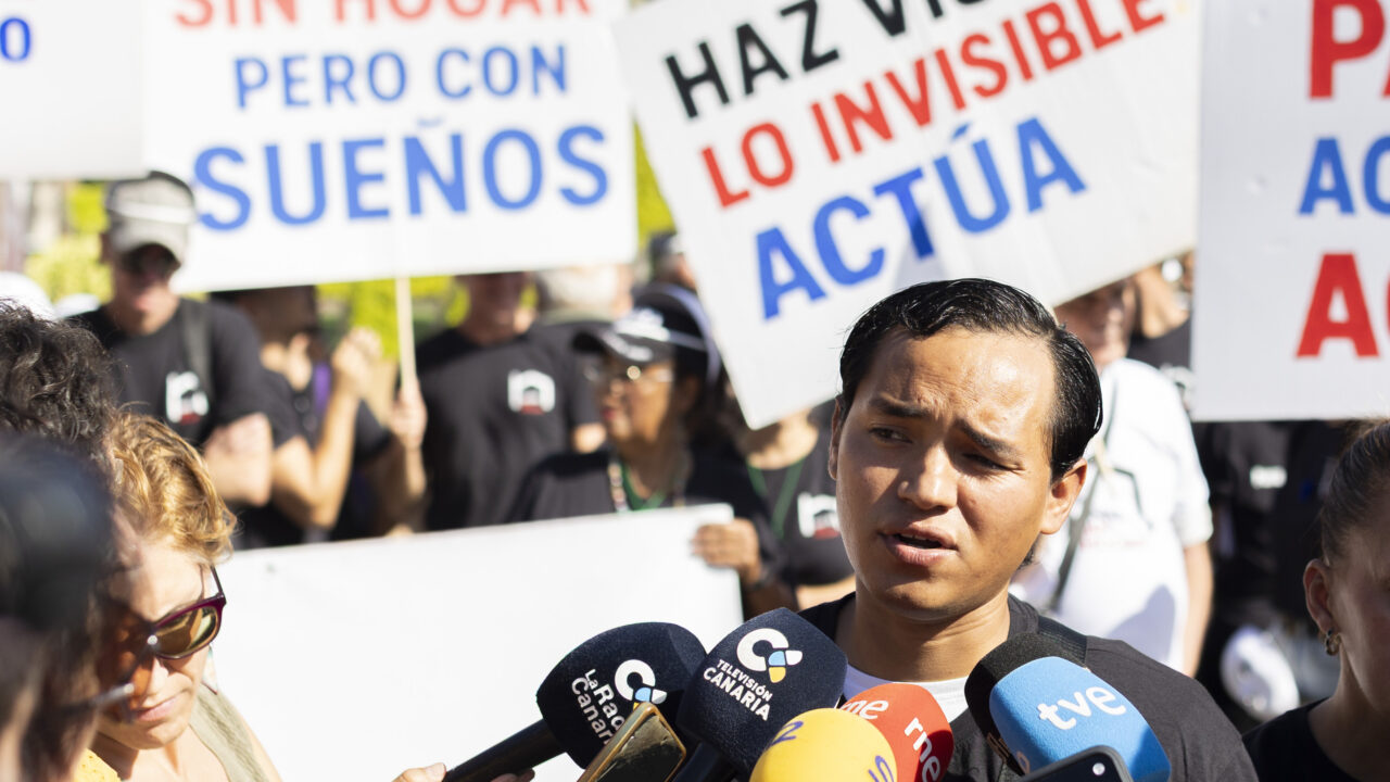 Coincidiendo con el Día de las Personas sin Hogar, un joven nicaragüense y una jubilada grancanaria que se vieron en la calle al perder el techo