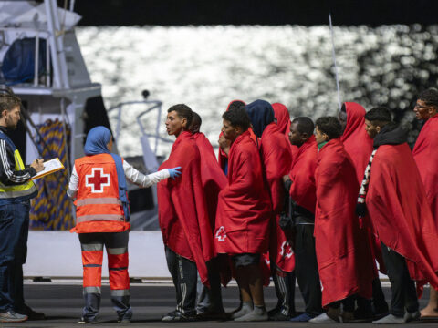 Das Rote Kreuz kümmert sich um Migranten, die zwischen Samstagabend und den frühen Morgenstunden des heutigen Sonntags von der "Guardamar Urania"