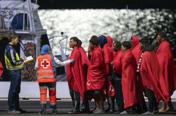 More than 300 migrants reach the Canary Islands in two boats