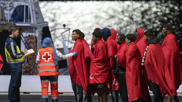 Das Rote Kreuz kümmert sich um Migranten, die zwischen Samstagabend und den frühen Morgenstunden des heutigen Sonntags von der "Guardamar Urania"