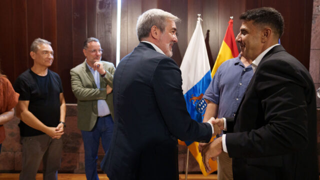 Der Präsident der Kanarischen Inseln, Fernando Clavijo (links), begrüßt den Generalsekretär der UGT SP Canarias, Francisco Bautista Yanes (rechts)