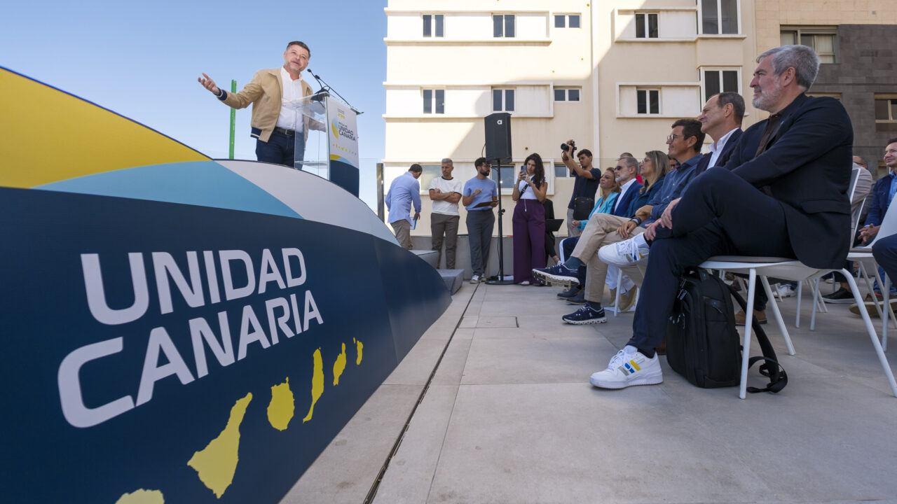 Einer der Gründer von "Primero Canarias", Teodoro Sosa (links), nach der Unterzeichnung des Wahlbündnisses an diesem Samstag