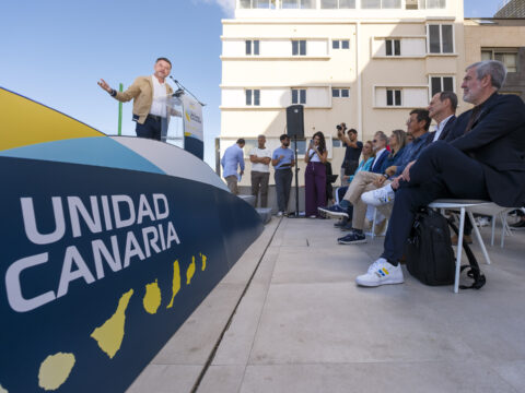 Einer der Gründer von "Primero Canarias", Teodoro Sosa (links), nach der Unterzeichnung des Wahlbündnisses an diesem Samstag