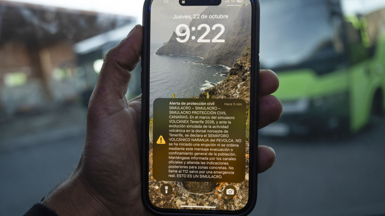 Un mensaje ES-Alert en un teléfono móvil este jueves, durante el simulacro de erupción volcánica en la isla de Tenerife