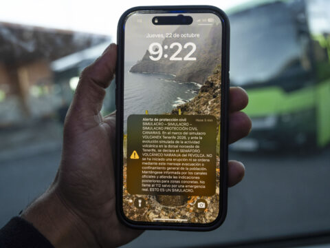 Eine ES-Alert-Nachricht auf einem Mobiltelefon an diesem Donnerstag während der Vulkanausbruch-Übung auf der Insel Teneriffa