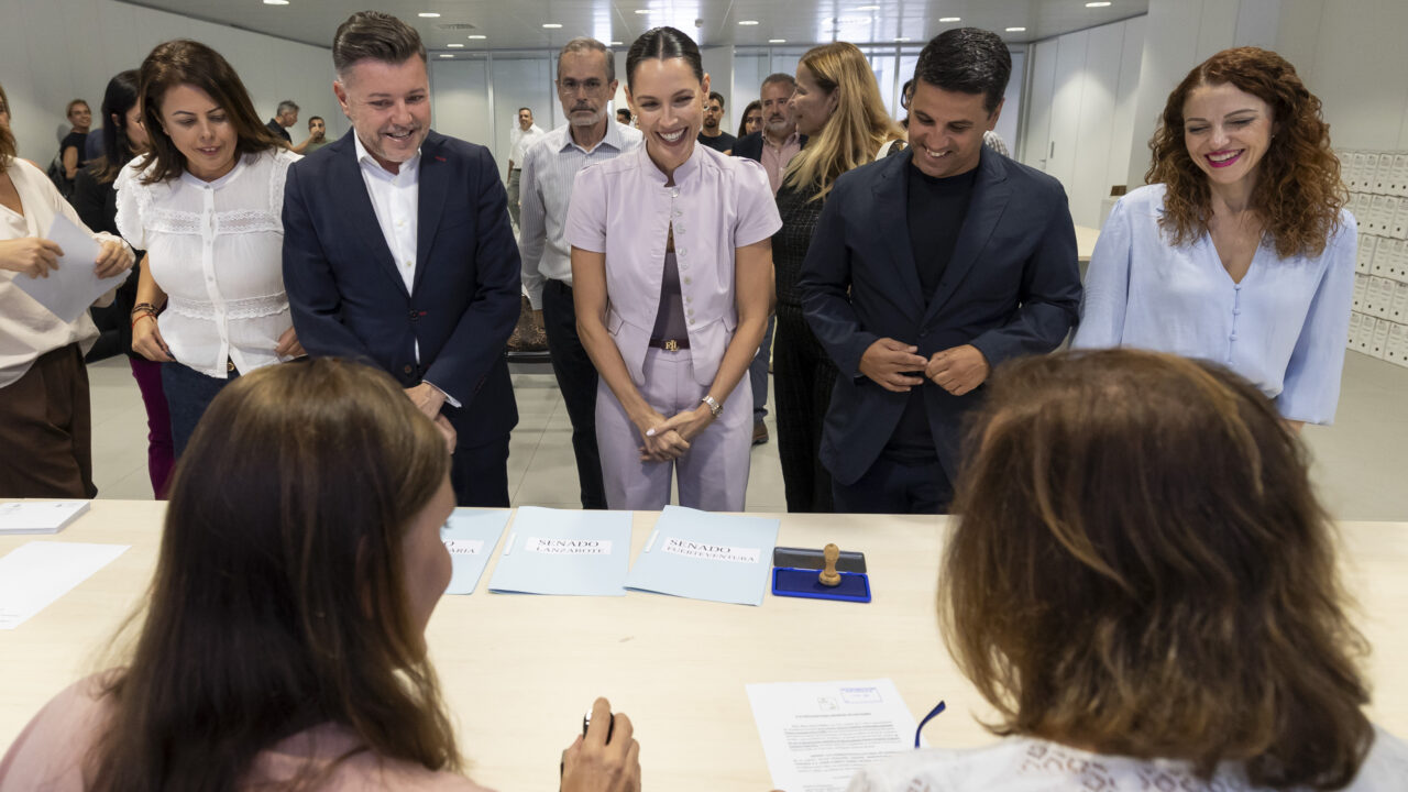 Teodoro Sosa (2nd from left) and María Fernández (3rd from right), candidates for the Congress of Deputies for CC-Primero Canarias