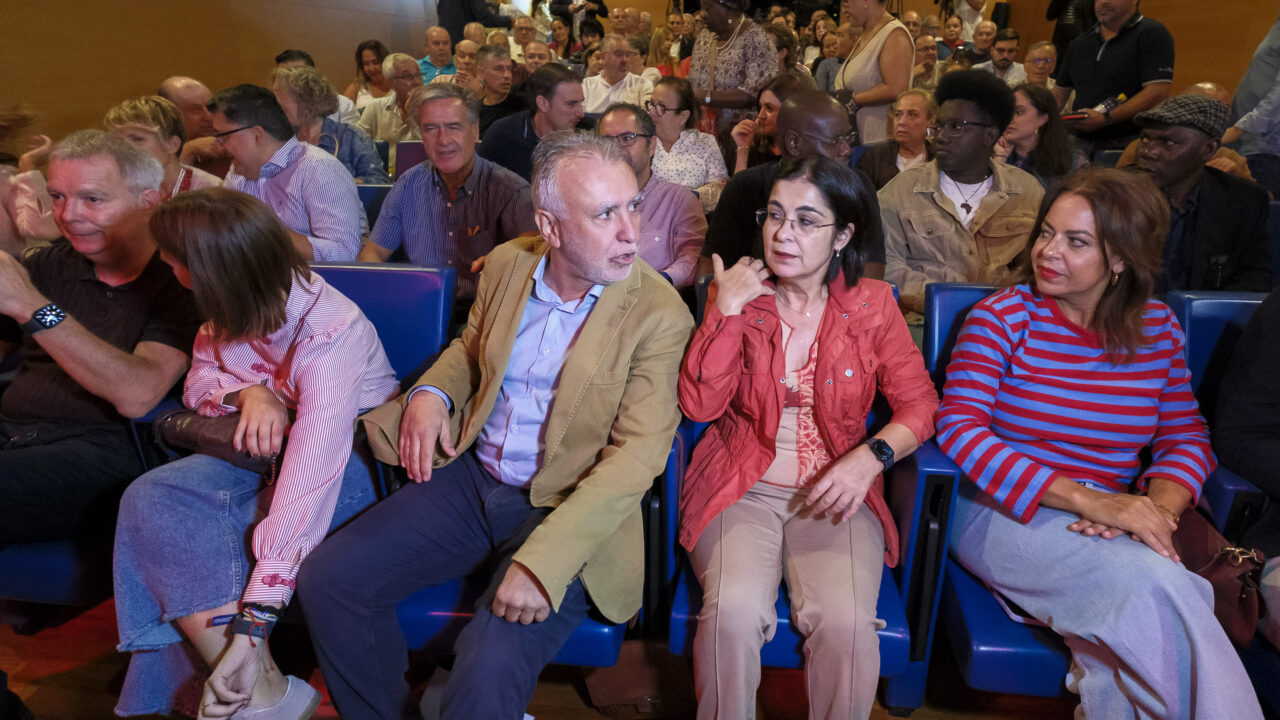 The Secretary-General of the PSOE in the Canary Islands, Minister Ángel Víctor Torres (centre), and the Mayor of Las Palmas de Gran Canaria
