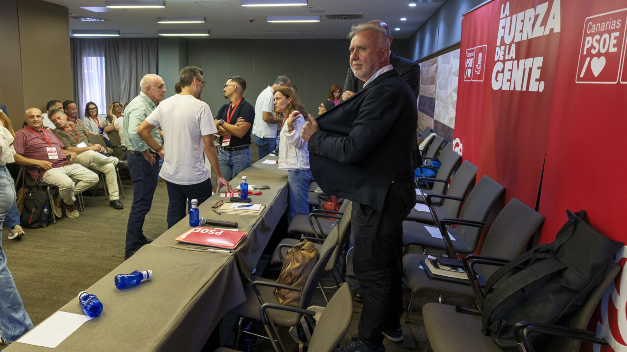 Der Generalsekretär der PSOE der Kanarischen Inseln, Ángel Víctor Torres (rechts), zu Beginn der Sitzung des Regionalausschusses der Partei