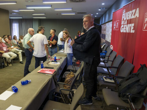 Der Generalsekretär der PSOE der Kanarischen Inseln, Ángel Víctor Torres (rechts), zu Beginn der Sitzung des Regionalausschusses der Partei