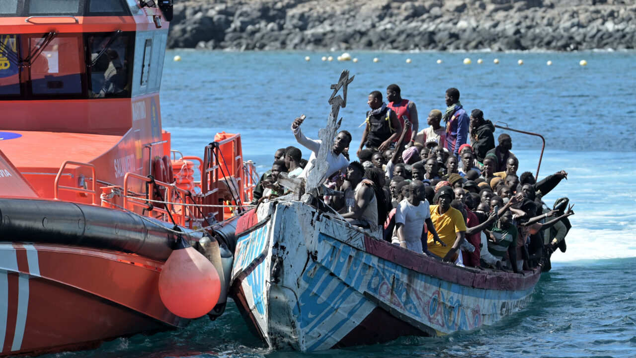 Blick auf die Ankunft der 177 Migranten im Hafen von La Restinga