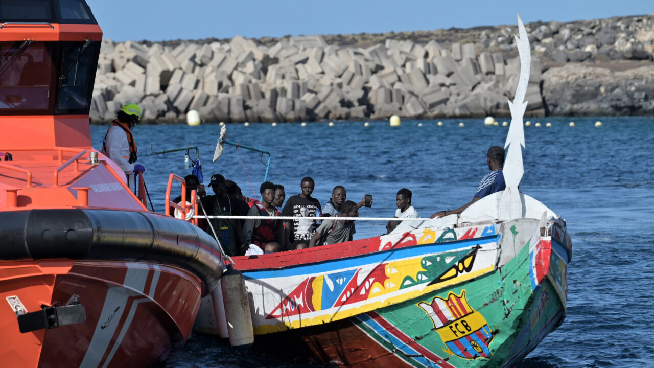 Ein Schiff der Seenotrettung hat ein Cayuco mit 41 Personen an Bord bis zum Hafen von La Restinga begleitet