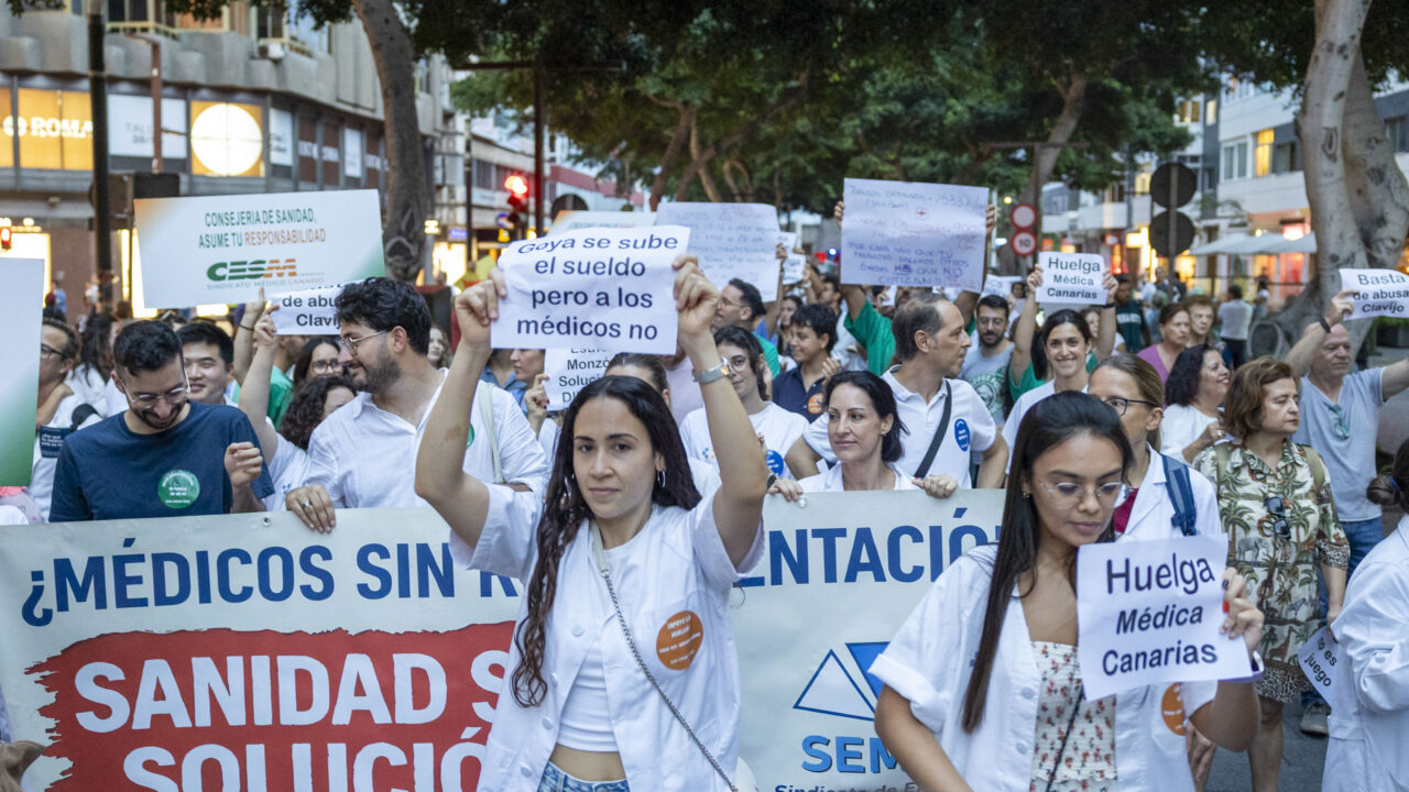 Demonstration von Ärzten des öffentlichen Gesundheitswesens auf der Avenida Mesa y López in Las Palmas de Gran Canaria anlässlich eines weiteren
