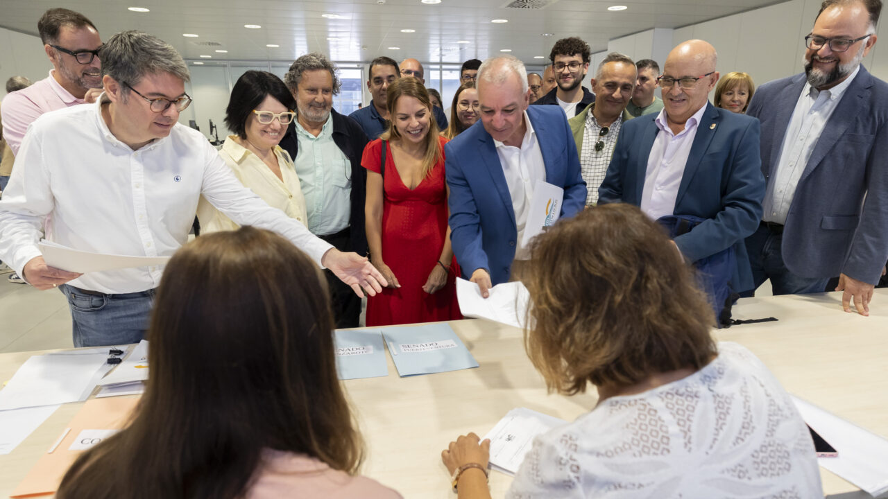 Das Wahlbündnis von Sumar, Podemos, Nueva Canarias, IU und Unidad del Pueblo Canario (UPC) reichte am Montag in beiden Provinzen Listen für Kongress