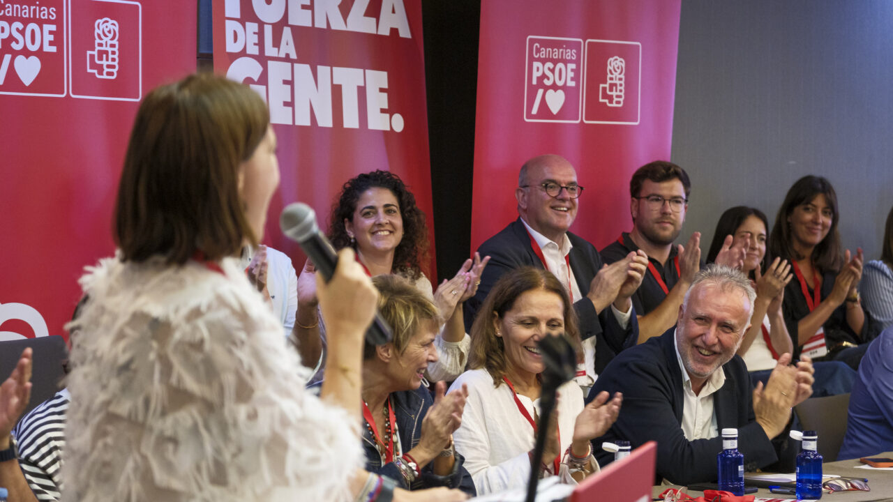 Der Generalsekretär der PSOE der Kanarischen Inseln, Ángel Víctor Torres (r)