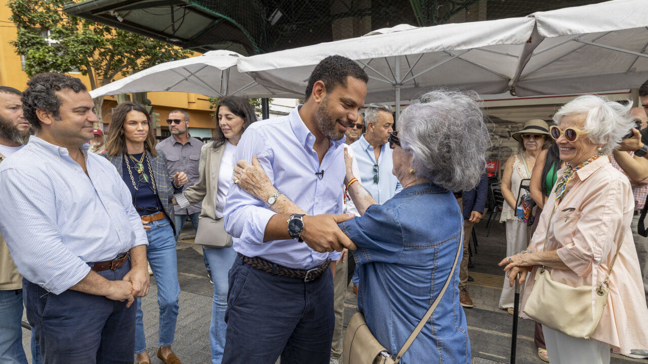 The secretary-general of Vox, Ignacio Garriga, has held a rally with a group of supporters in Las Palmas, Gran Canaria