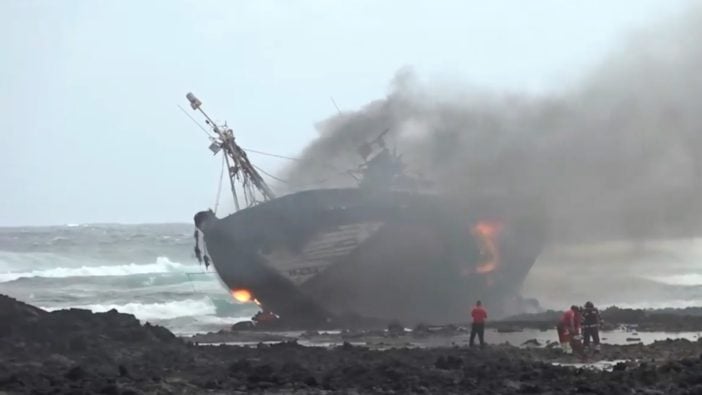 Thunfisch-Jäger vor Lanzarote gekentert – mehrere Strände dicht Fischerboot gekentert Lanzarote