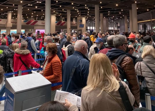 Flughafen Chaos Warteschlangen