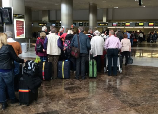 „Plage“: Ryanair erhöht Mitarbeiter-Bonus für Handgepäck-Gebühren