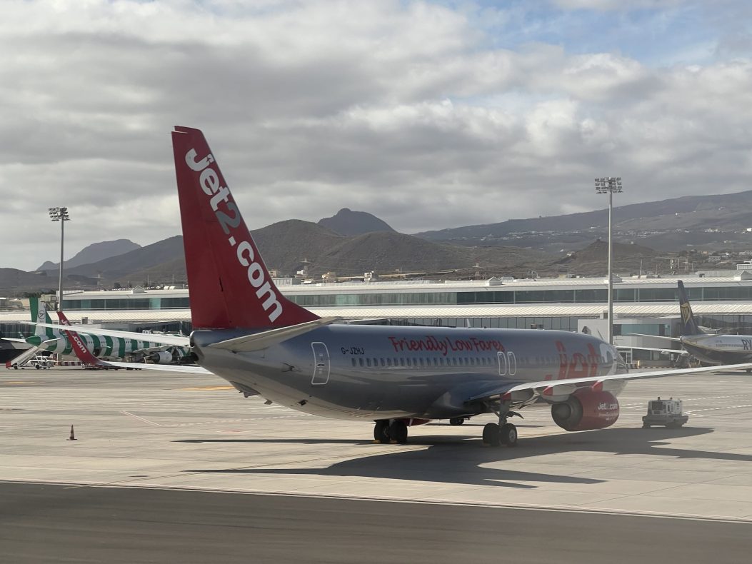 Passagier auf Teneriffa-Flug raucht und bedroht Mitreisende – Festnahme!