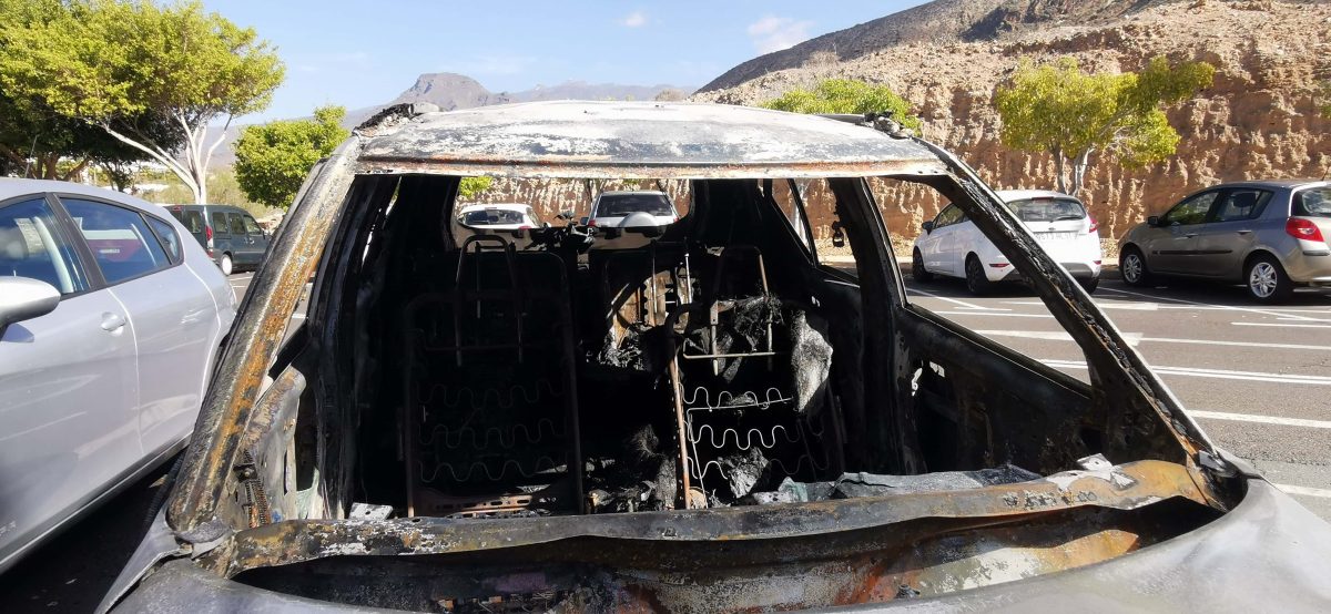 Feuerteufel von Adeje gefasst: 14 Autos auf Teneriffa zerstört