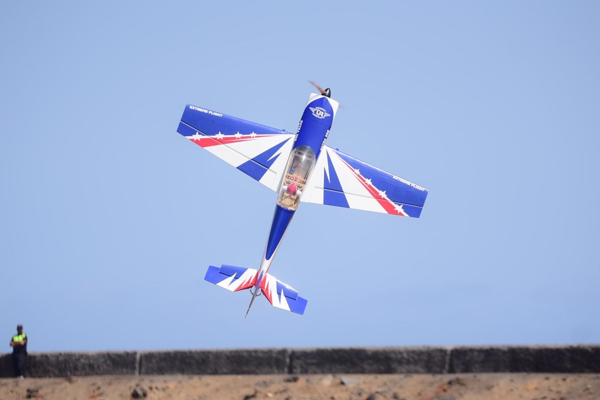 Flugshow Puerto de la Cruz Teneriffa Modellflugzeug Kunstflieger