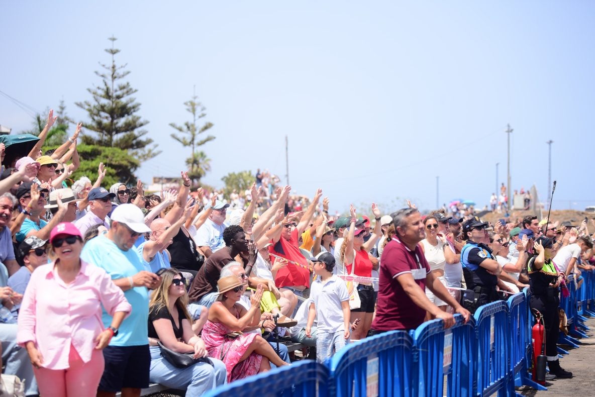 Flugshow Puerto de la Cruz Teneriffa Hunderte Zuschauer