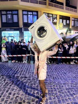 Verrückte Tradition: So bunt war die „Mascarita ponte tacón“ auf Teneriffa