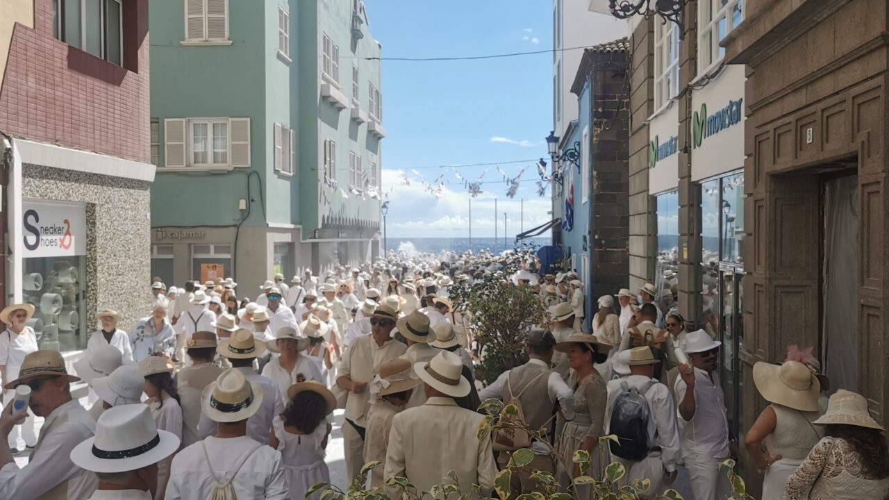 Indianos-Karneval: La Palma feiert ganz in weiß