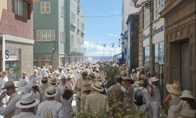 Indianos-Karneval: La Palma feiert ganz in weiß
