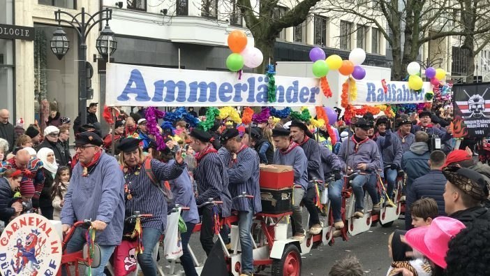 Karneval Düsseldorf Rosenmontagszug Ammerländer Radfahrer
