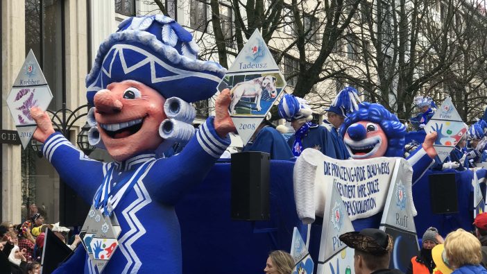 Karneval Düsseldorf Rosenmontagszug Blau Weiß